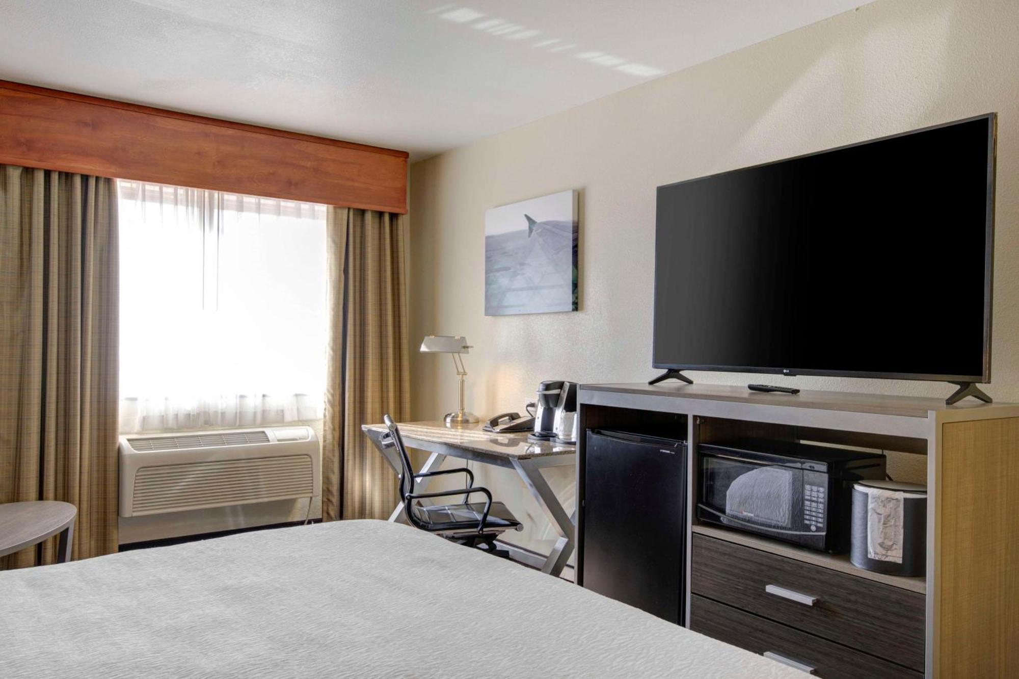 Best Western Plus Peppertree Airport Inn Ейрвей-Гайтс Екстер'єр фото