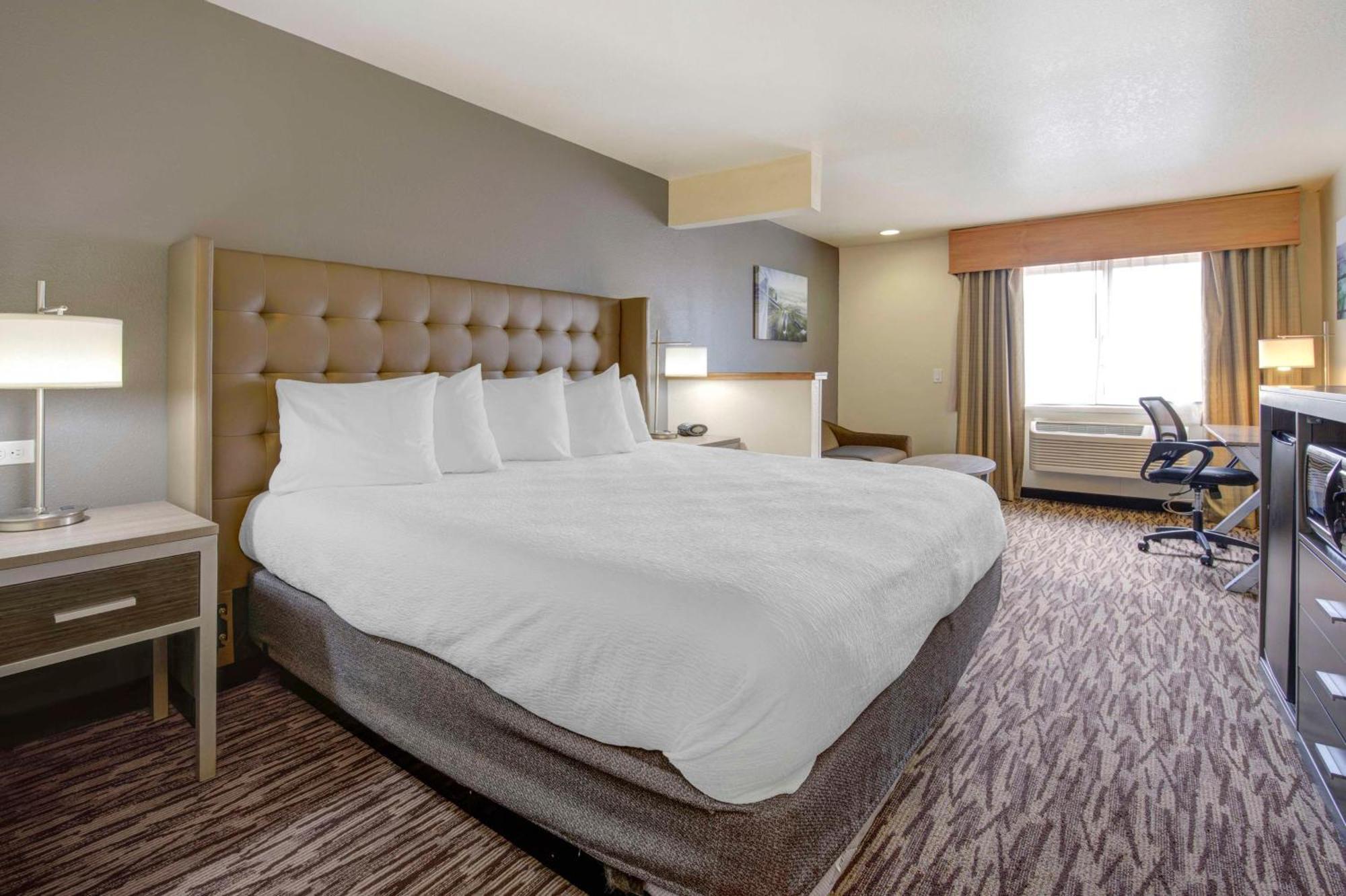 Best Western Plus Peppertree Airport Inn Ейрвей-Гайтс Екстер'єр фото